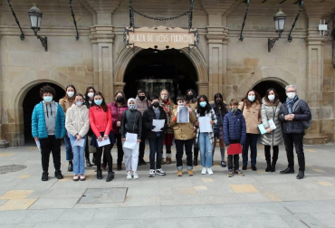 Tudela ha celebrado este domingo el Día Mundial de la Poesía con la lectura de veinte poemas cortos de distintos autores desde los balcones de la Casa del Reloj de la plaza de los Fueros.