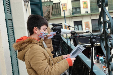 Tudela ha celebrado este domingo el Día Mundial de la Poesía con la lectura de veinte poemas cortos de distintos autores desde los balcones de la Casa del Reloj de la plaza de los Fueros.