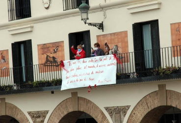 Tudela ha celebrado este domingo el Día Mundial de la Poesía con la lectura de veinte poemas cortos de distintos autores desde los balcones de la Casa del Reloj de la plaza de los Fueros.