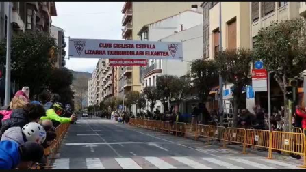 Llegada al sprint del Memorial Zirilo Zunzarren en Estella