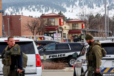 Diez personas murieron tras el asalto de un hombre armado con un fusil en un supermercado en la localidad del estado de Colorado.