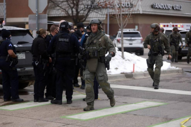 Diez personas murieron tras el asalto de un hombre armado con un fusil en un supermercado en la localidad del estado de Colorado.