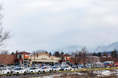 Diez personas murieron tras el asalto de un hombre armado con un fusil en un supermercado en la localidad del estado de Colorado.