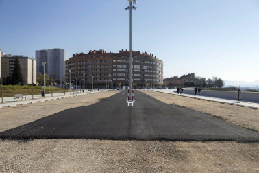 Gerencia de Urbanismo ha visitado las obras de un espacio que acogerá viviendas libres y de protección, un aparcamiento y zonas libres que se abrirán al uso público.