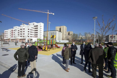 Gerencia de Urbanismo ha visitado las obras de un espacio que acogerá viviendas libres y de protección, un aparcamiento y zonas libres que se abrirán al uso público.