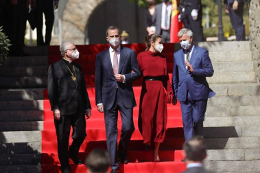 Las máximas autoridades andorranas han recibido este jueves a mediodía a los Reyes Don Felipe y Doña Letizia, de visita oficial en el Principado, donde se recibe por primera vez a un jefe de Estado español.