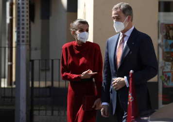 Las máximas autoridades andorranas han recibido este jueves a mediodía a los Reyes Don Felipe y Doña Letizia, de visita oficial en el Principado, donde se recibe por primera vez a un jefe de Estado español.