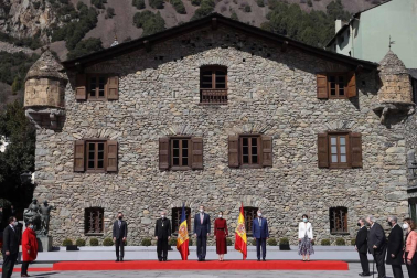 Las máximas autoridades andorranas han recibido este jueves a mediodía a los Reyes Don Felipe y Doña Letizia, de visita oficial en el Principado, donde se recibe por primera vez a un jefe de Estado español.