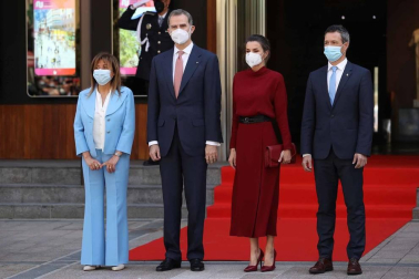Las máximas autoridades andorranas han recibido este jueves a mediodía a los Reyes Don Felipe y Doña Letizia, de visita oficial en el Principado, donde se recibe por primera vez a un jefe de Estado español.