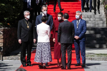 Las máximas autoridades andorranas han recibido este jueves a mediodía a los Reyes Don Felipe y Doña Letizia, de visita oficial en el Principado, donde se recibe por primera vez a un jefe de Estado español.