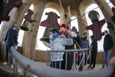 El grupo de campaneros de la Catedral de Pamplona se formó en 2011 y desde entonces se reúnen alrededor de 40 veces al año para bandear, tañer y repicar a la campana María, reina de la catedral, y sus hermanas de ambas torres