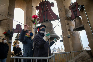 El grupo de campaneros de la Catedral de Pamplona se formó en 2011 y desde entonces se reúnen alrededor de 40 veces al año para bandear, tañer y repicar a la campana María, reina de la catedral, y sus hermanas de ambas torres