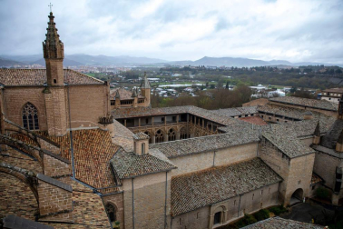 El grupo de campaneros de la Catedral de Pamplona se formó en 2011 y desde entonces se reúnen alrededor de 40 veces al año para bandear, tañer y repicar a la campana María, reina de la catedral, y sus hermanas de ambas torres