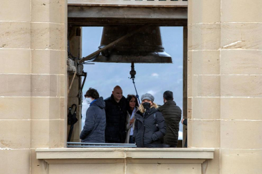 El grupo de campaneros de la Catedral de Pamplona se formó en 2011 y desde entonces se reúnen alrededor de 40 veces al año para bandear, tañer y repicar a la campana María, reina de la catedral, y sus hermanas de ambas torres