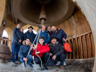 El grupo de campaneros de la Catedral de Pamplona se formó en 2011 y desde entonces se reúnen alrededor de 40 veces al año para bandear, tañer y repicar a la campana María, reina de la catedral, y sus hermanas de ambas torres