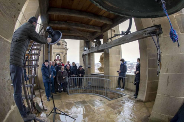 El grupo de campaneros de la Catedral de Pamplona se formó en 2011 y desde entonces se reúnen alrededor de 40 veces al año para bandear, tañer y repicar a la campana María, reina de la catedral, y sus hermanas de ambas torres