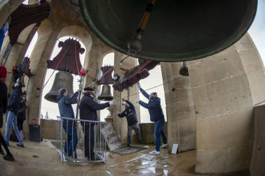 El grupo de campaneros de la Catedral de Pamplona se formó en 2011 y desde entonces se reúnen alrededor de 40 veces al año para bandear, tañer y repicar a la campana María, reina de la catedral, y sus hermanas de ambas torres