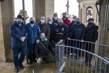 El grupo de campaneros de la Catedral de Pamplona se formó en 2011 y desde entonces se reúnen alrededor de 40 veces al año para bandear, tañer y repicar a la campana María, reina de la catedral, y sus hermanas de ambas torres