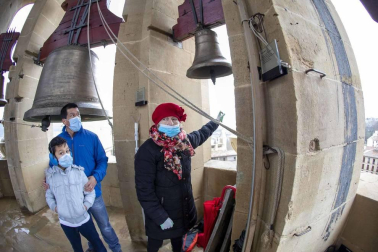 El grupo de campaneros de la Catedral de Pamplona se formó en 2011 y desde entonces se reúnen alrededor de 40 veces al año para bandear, tañer y repicar a la campana María, reina de la catedral, y sus hermanas de ambas torres