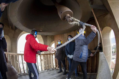 El grupo de campaneros de la Catedral de Pamplona se formó en 2011 y desde entonces se reúnen alrededor de 40 veces al año para bandear, tañer y repicar a la campana María, reina de la catedral, y sus hermanas de ambas torres