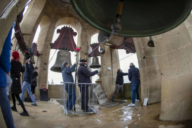 El grupo de campaneros de la Catedral de Pamplona se formó en 2011 y desde entonces se reúnen alrededor de 40 veces al año para bandear, tañer y repicar a la campana María, reina de la catedral, y sus hermanas de ambas torres