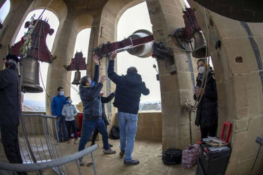 El grupo de campaneros de la Catedral de Pamplona se formó en 2011 y desde entonces se reúnen alrededor de 40 veces al año para bandear, tañer y repicar a la campana María, reina de la catedral, y sus hermanas de ambas torres