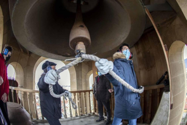 El grupo de campaneros de la Catedral de Pamplona se formó en 2011 y desde entonces se reúnen alrededor de 40 veces al año para bandear, tañer y repicar a la campana María, reina de la catedral, y sus hermanas de ambas torres