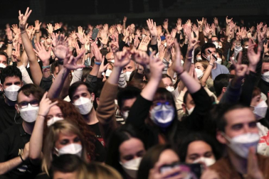Se ha realizado un cribado masivo entre los 5.000 asistentes al concierto y se han repartido mascarillas FFP2 a la entrada para poder disfrutar del espectáculo sin tener que cumplir la distancia de seguridad.
