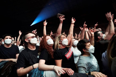 Se ha realizado un cribado masivo entre los 5.000 asistentes al concierto y se han repartido mascarillas FFP2 a la entrada para poder disfrutar del espectáculo sin tener que cumplir la distancia de seguridad.