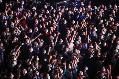 Se ha realizado un cribado masivo entre los 5.000 asistentes al concierto y se han repartido mascarillas FFP2 a la entrada para poder disfrutar del espectáculo sin tener que cumplir la distancia de seguridad.