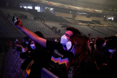 Se ha realizado un cribado masivo entre los 5.000 asistentes al concierto y se han repartido mascarillas FFP2 a la entrada para poder disfrutar del espectáculo sin tener que cumplir la distancia de seguridad.