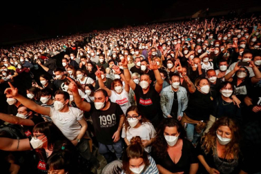 Se ha realizado un cribado masivo entre los 5.000 asistentes al concierto y se han repartido mascarillas FFP2 a la entrada para poder disfrutar del espectáculo sin tener que cumplir la distancia de seguridad.