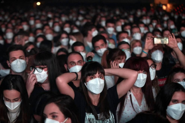 Se ha realizado un cribado masivo entre los 5.000 asistentes al concierto y se han repartido mascarillas FFP2 a la entrada para poder disfrutar del espectáculo sin tener que cumplir la distancia de seguridad.