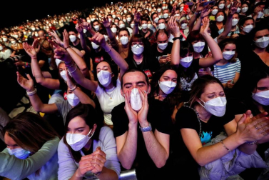 Se ha realizado un cribado masivo entre los 5.000 asistentes al concierto y se han repartido mascarillas FFP2 a la entrada para poder disfrutar del espectáculo sin tener que cumplir la distancia de seguridad.