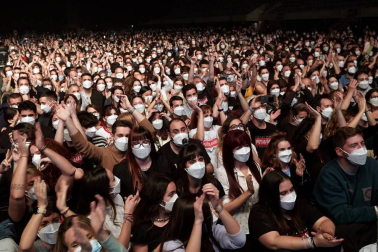 Se ha realizado un cribado masivo entre los 5.000 asistentes al concierto y se han repartido mascarillas FFP2 a la entrada para poder disfrutar del espectáculo sin tener que cumplir la distancia de seguridad.
