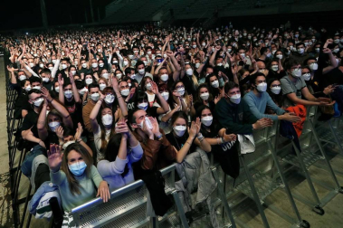 Se ha realizado un cribado masivo entre los 5.000 asistentes al concierto y se han repartido mascarillas FFP2 a la entrada para poder disfrutar del espectáculo sin tener que cumplir la distancia de seguridad.