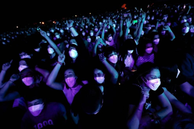 Se ha realizado un cribado masivo entre los 5.000 asistentes al concierto y se han repartido mascarillas FFP2 a la entrada para poder disfrutar del espectáculo sin tener que cumplir la distancia de seguridad.