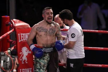 El navarro David Soria, 'Infierno', se quedó sin revalidar el título y cayó en tres asaltos contra José Gregorio 'La Sombra' en una velada celebrada en el Navarra Arena.