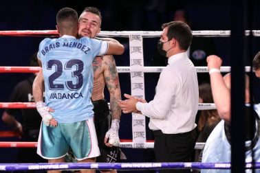 El navarro David Soria, 'Infierno', se quedó sin revalidar el título y cayó en tres asaltos contra José Gregorio 'La Sombra' en una velada celebrada en el Navarra Arena.