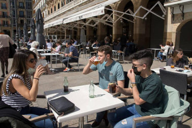 El sol y las altas temperaturas animaron a los pamploneses a disfrutar del primer domingo de Semana Santa en los bares