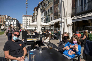 El sol y las altas temperaturas animaron a los pamploneses a disfrutar del primer domingo de Semana Santa en los bares