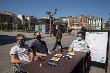 El sol y las altas temperaturas animaron a los pamploneses a disfrutar del primer domingo de Semana Santa en los bares