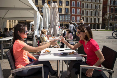El sol y las altas temperaturas animaron a los pamploneses a disfrutar del primer domingo de Semana Santa en los bares