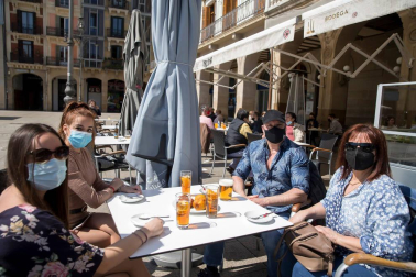 El sol y las altas temperaturas animaron a los pamploneses a disfrutar del primer domingo de Semana Santa en los bares