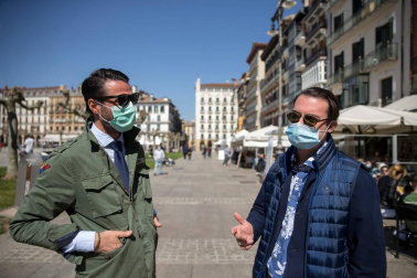 El sol y las altas temperaturas animaron a los pamploneses a disfrutar del primer domingo de Semana Santa en los bares
