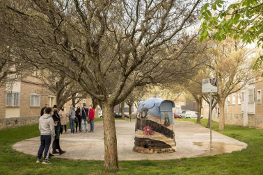El Ayuntamiento de Pamplona ha habilitado un espacio dotado de un contenedor tipo iglú, así como la cartelería correspondiente, para la colonia felina situada en la Txantrea.