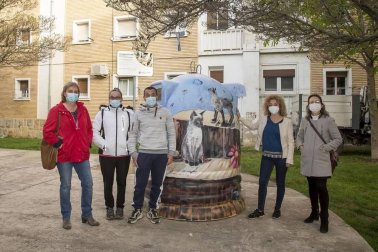El Ayuntamiento de Pamplona ha habilitado un espacio dotado de un contenedor tipo iglú, así como la cartelería correspondiente, para la colonia felina situada en la Txantrea.