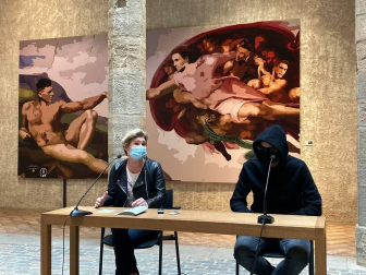 El creador ha protagonizado su primera rueda de prensa y mantiene el anonimato dos años después de comenzar su carrera como artista gráfico.