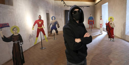 El creador ha protagonizado su primera rueda de prensa y mantiene el anonimato dos años después de comenzar su carrera como artista gráfico.