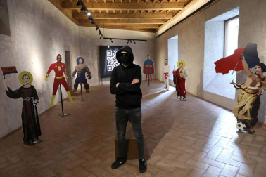 El creador ha protagonizado su primera rueda de prensa y mantiene el anonimato dos años después de comenzar su carrera como artista gráfico.